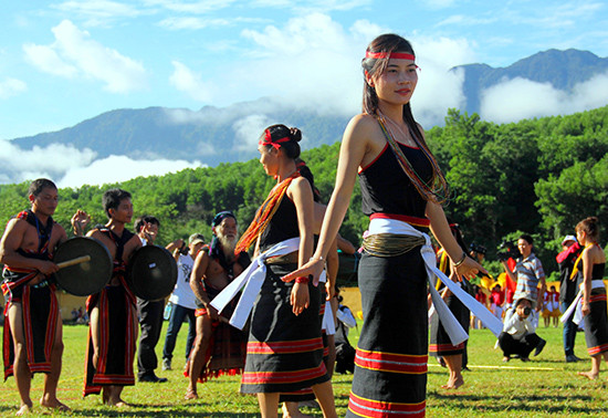 Đội cồng chiêng của già Hồ Văn Dinh (xã Trà Bui, Bắc Trà My) trình diễn tại khai mạc lễ hội VH-TT miền núi lần thứ 18 - 2014.Ảnh: Đ.N