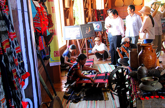 Du khách thích thú với không gian trưng bày và nghệ thuật trình diễn dệt thổ cẩm của đồng bào DTTS tại lễ hội 2014.Ảnh: Đ.N