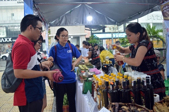 Tư vấn khách hàng tại hội chợ