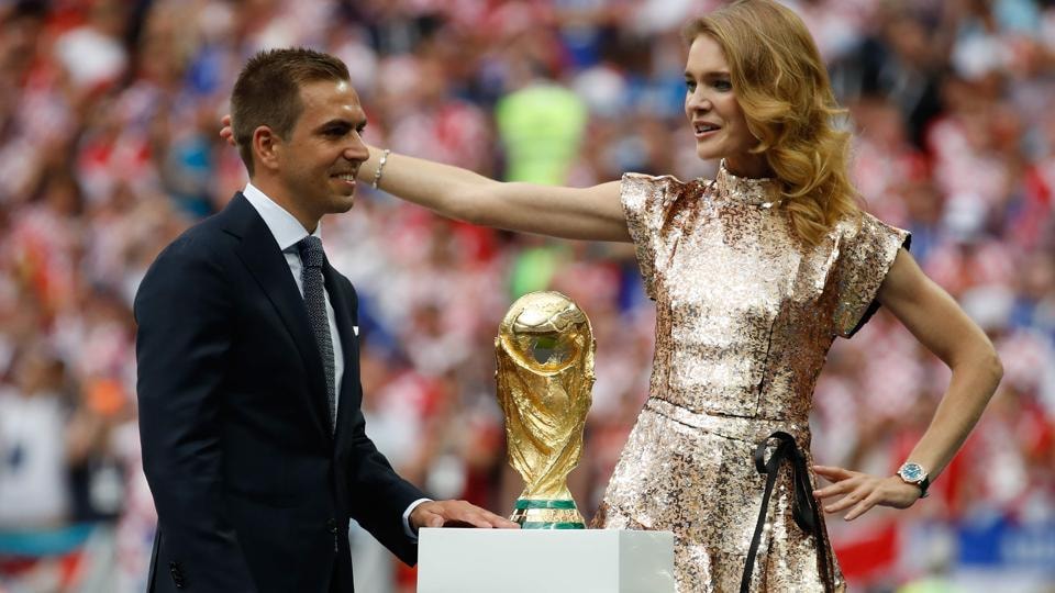 Cầu thủ người Đức Philipp Lahm (trái) và siêu mẫu Nga Natalia Vodianova bên cạnh chiếc cúp vàng World Cup 2018. 