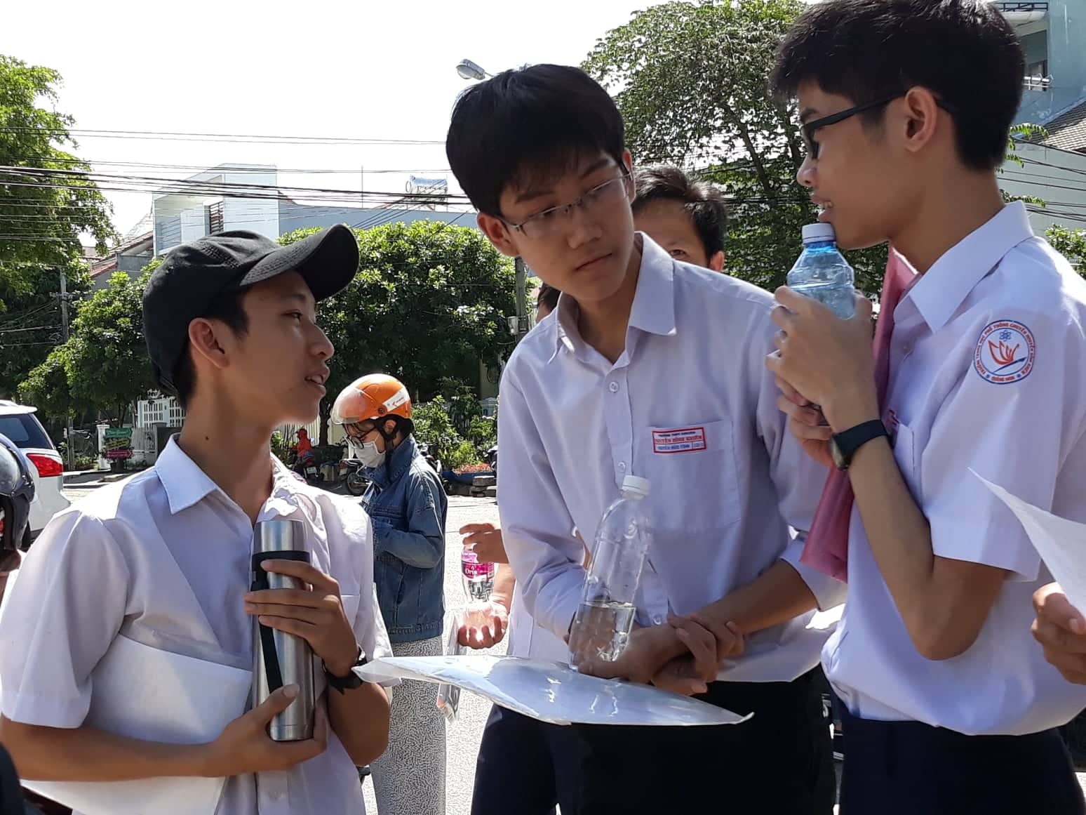 Học sinh trao đổi sau khi làm bài thi. Ảnh: C.N