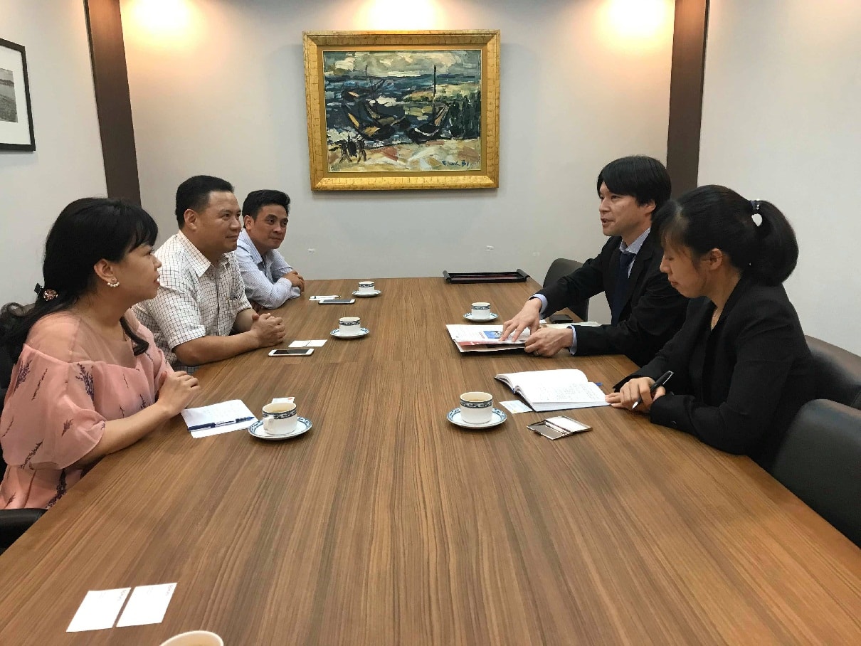 Vice Chairman Thanh works with the representatives of MUFG Bank