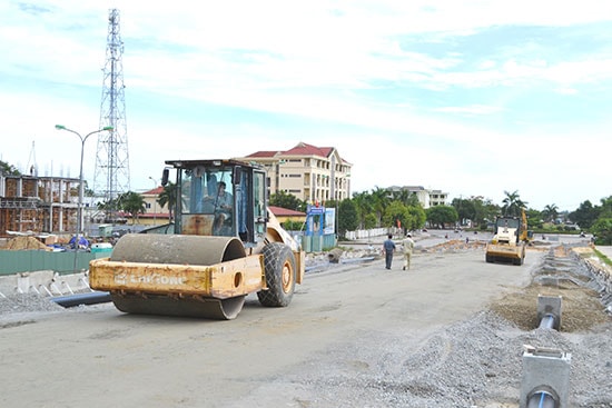 Thi công đường dẫn phía đông cầu vượt đường Lý Thường Kiệt, Nguyễn Hoàng, đường sắt Bắc - Nam. Ảnh: C.TÚ