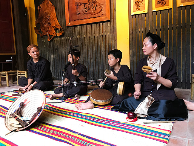 Gia đình nghệ sĩ - kiến trúc sư Nguyễn Quốc Việt biểu diễn hát sẫm xứ kinh Bắc. Ảnh: MINH HẢI