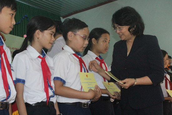 Phó Chủ tịch nước Đặng Thị Ngọc Thịnh tặng quà cho học sinh khó khăn, học giỏi. Ảnh: D.L