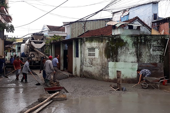 Nhân dân phường An Sơn hiến đất, di dời tường rào để mở rộng và nâng cấp kiệt hẻm 594 đường Phan Châu Trinh. Ảnh: L.Q