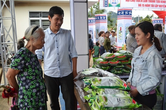 Bà Liên nghe cán bộ xã Tư tư vấn sản phẩm. Ảnh: CT