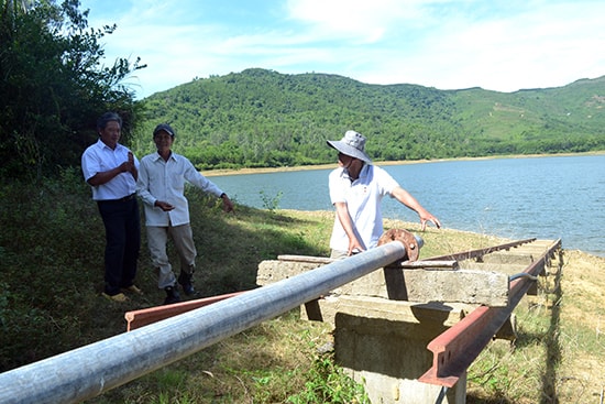 Huyện Thăng Bình tập trung bảo vệ công trình hồ đập để đảm bảo nước tưới. Ảnh: Q.VIỆT