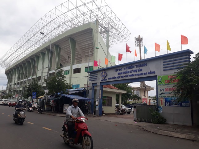 Chính quyền Đà Nẵng xúc tiến các thủ tục thương thảo để lấy lại sân vận động Chi Lăng. Ảnh: TRIỆU TÙNG