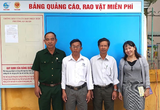 Hội LHPN và Hội CCB phường An Xuân ra mắt mô hình bảng quảng cáo rao vặt miễn phí. Ảnh: X.T