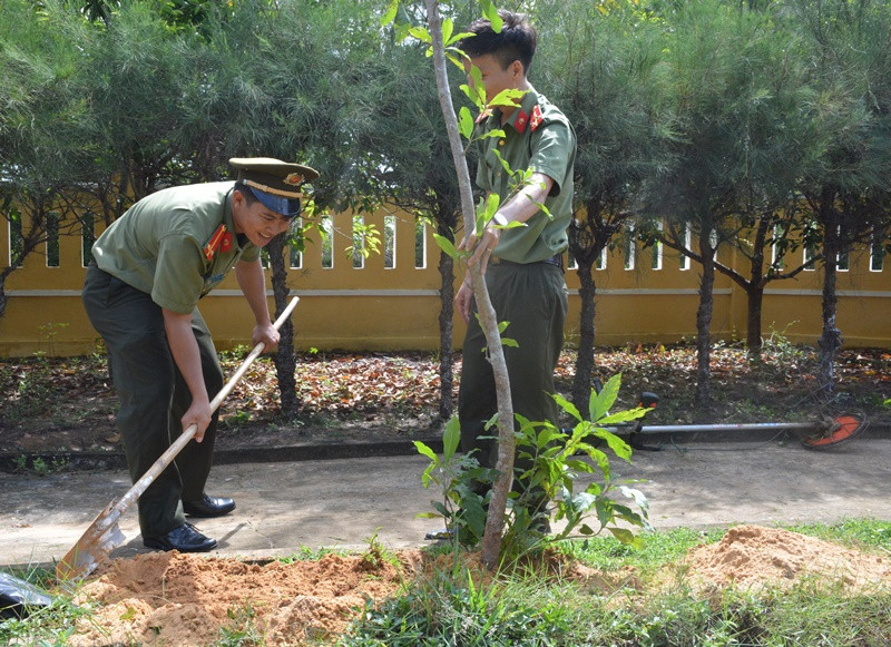 Tuổi trẻ Công an tỉnh trồng cây xanh tại Trường tiểu học Ngô Mây, xã Tam Tiến, Núi Thành. Ảnh: L.M
