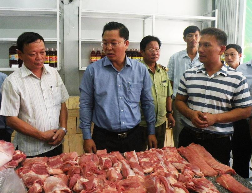 Sản phẩm thịt heo sạch của Hợp tác xã Duy Đại Sơn (Duy Xuyên) bày bán tại một cửa hàng ở TP. Tam Kỳ.