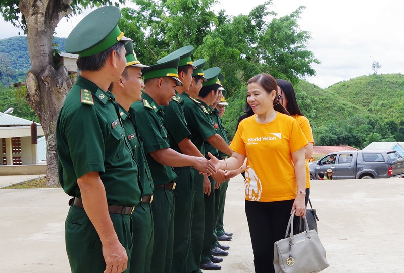 Bà Phạm Thị Thanh Thủy - Phó Chủ tịch Hội LHPN tỉnh dẫn đầu đoàn công tác đến thăm Đồn Biên phòng La Êê. Ảnh: VINH ANH