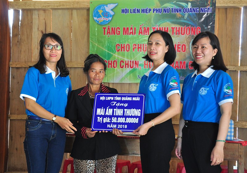Cán bộ Hội LHPN tỉnh Quảng Ngãi trao kinh phí hỗ trợ xây dựng mái ấm tình thương cho hộ phụ nữ nghèo xã Chơ Chun. Ảnh: VINH ANH