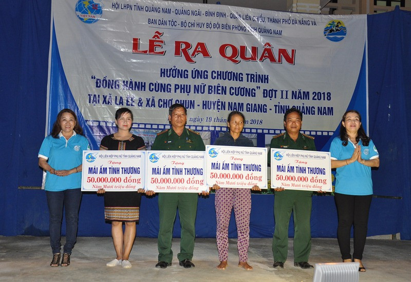 Lãnh đạo Hội LHPN tỉnh trao biểu trưng hỗ trợ kinh phí xây dựng 4 mái ấm tình thương cho hội viên phụ nữ và cán bộ biên phòng. Ảnh: VINH ANH