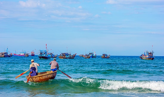 Biển từ bao đời vẫn là môi sinh cho cộng đồng ngư dân ở Việt Nam.  Ảnh: PHƯƠNG THẢO