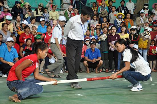 Thi đấu  môn đẩy gậy tại Lễ hội Văn hóa - Thể thao các huyện miền núi lần thứ XVIII năm 2014 tổ chức ở huyện Bắc Trà My.