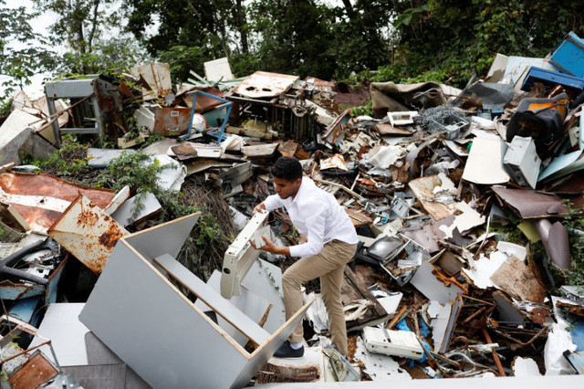 Albermar Dominguez thu thập máy tính và máy in cũ tại bãi rác của Đại học Simon Bolivar tại Caracas, Venezuela. Ảnh: Reuters