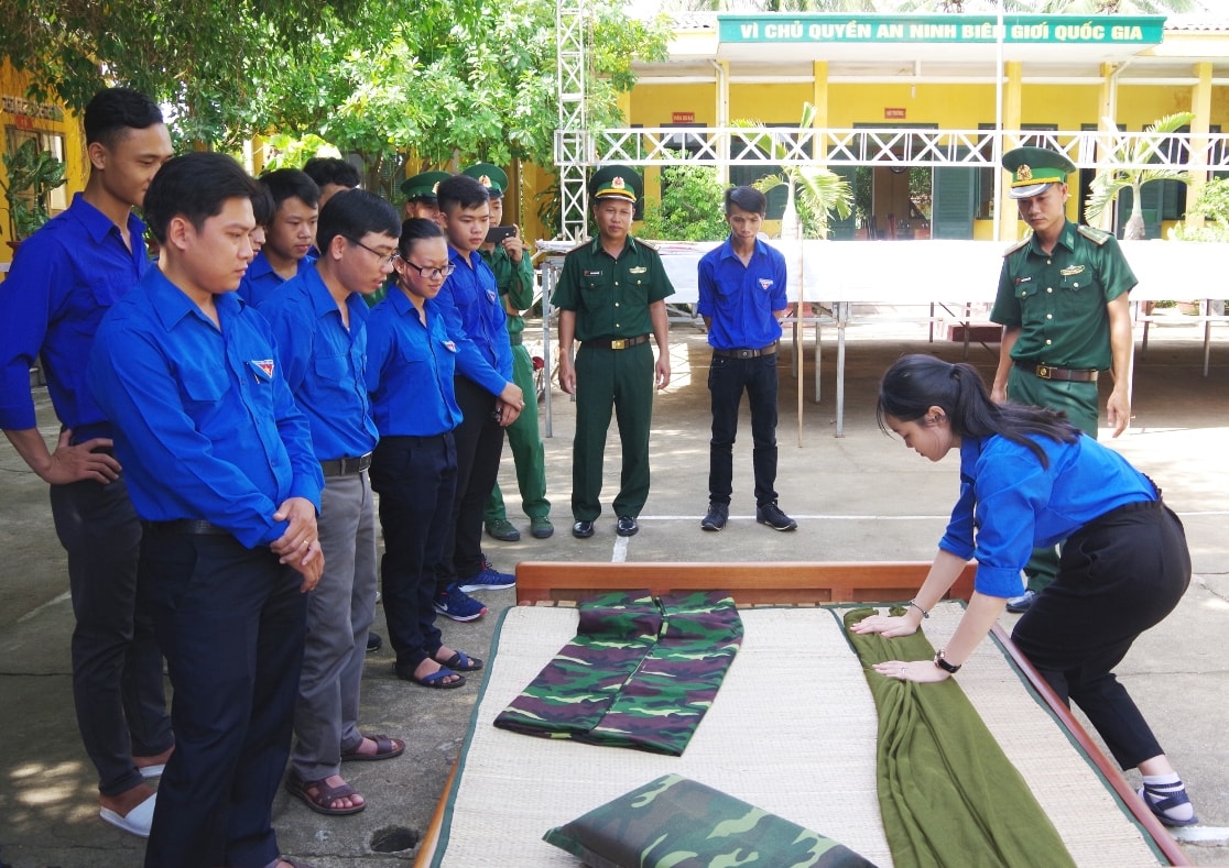 Tham gia “Trải nghiệm một ngày làm chiến sĩ Bộ đội Biên phòng”