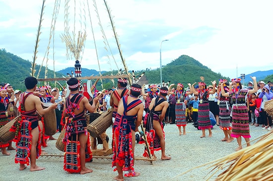 Nam Giang đón du khách bằng những điệu múa tâng tung da dá truyền thống ở hầu hết sự kiện lễ hội miền núi.