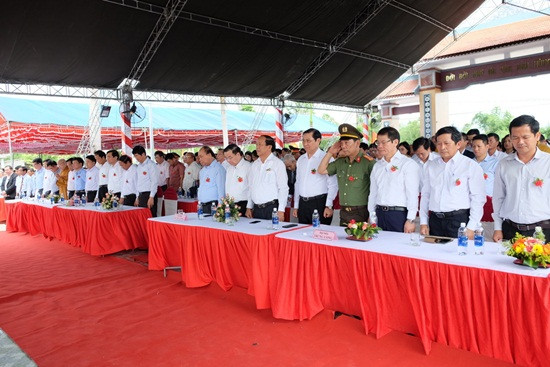 Thủ tướng Nguyễn Xuân Phúc cùng lãnh đạo các bộ, ngành Trung ương, địa phương tại buổi lễ.