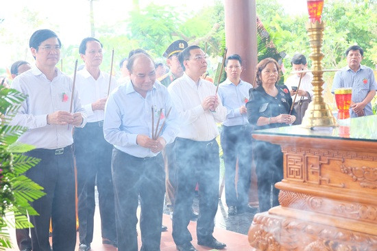 Thủ tướng dân hương tại Đài tưởng niệm các Anh hùng liệt sỹ xã Quế Phú, huyện Quế Sơn.