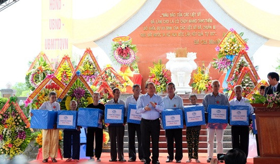  Thủ tướng Nguyễn Xuân Phúc trao quà tặng các gia đình chính sách tiêu biểu xã  Quế Phú, huyện Quế Sơn.