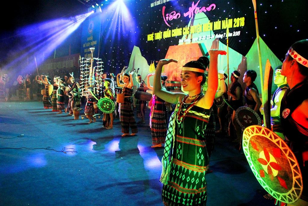 Một tiết mục biểu diễn trống chiêng kết hợp với trình diễn trang phục truyền thống của đơn vị huyện Đông Giang. Ảnh: A.N