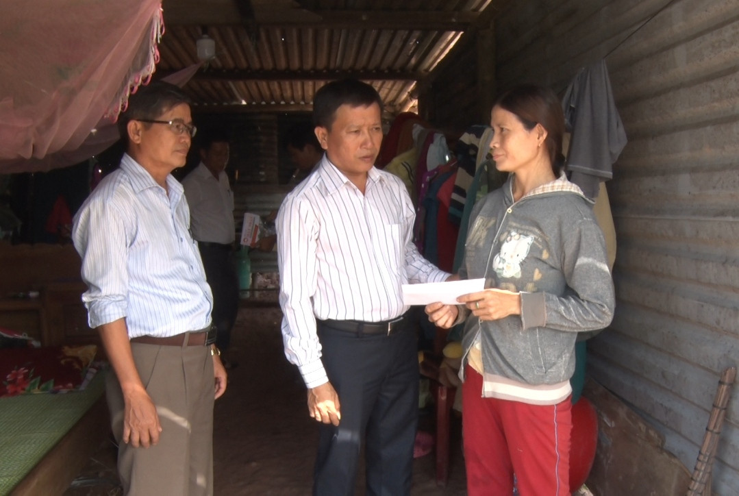 Lãnh đạo Huyện ủy, Ủy ban MTTQ Việt Nam huyện Nông Sơn thăm, hỗ trợ gia đình bị thiệt hại do thiên tai. Ảnh: LÊ THÔNG