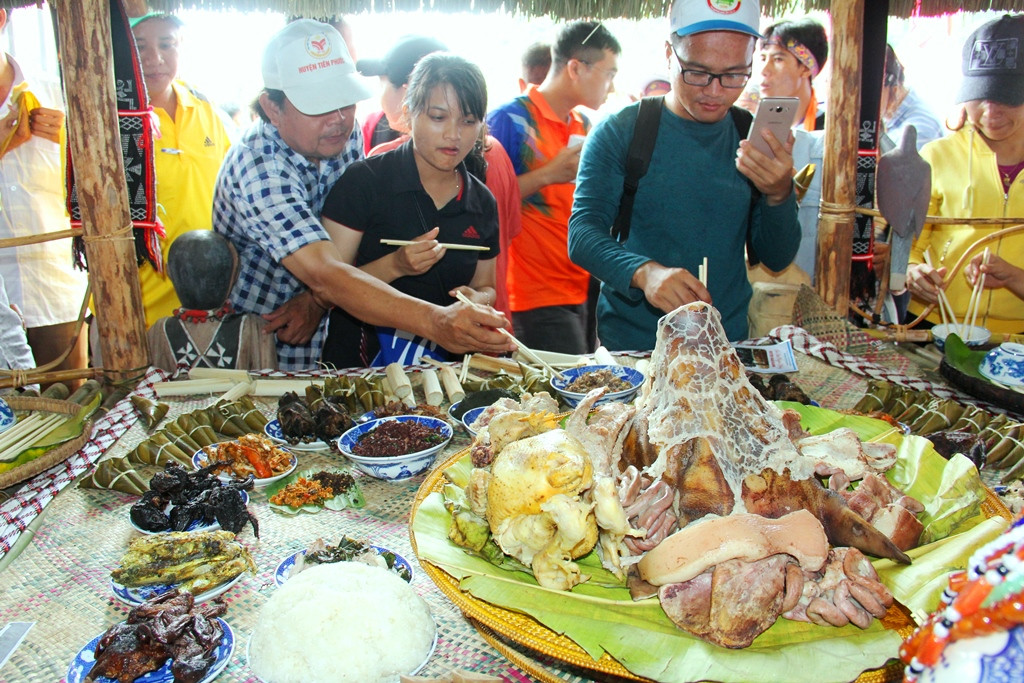 Các du khách và người dân địa phương cùng thưởng thức món ẩm thực truyền thống của đồng bào vùng cao tại không gian trưng bày phục vụ lễ hội. Ảnh: Đ.N