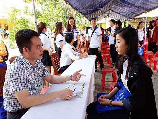 Đại học Đà Nẵng tư vấn tuyển sinh cho học sinh Quảng Nam. Ảnh: C.N