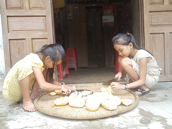 Nguyễn Thị Hồng Nga (phải) phụ giúp làm việc nhà. Ảnh: D.L