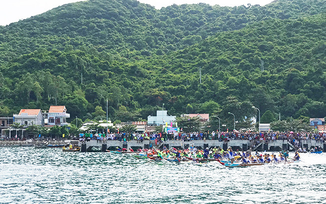 Hàng ngàn người dân và du khách xem đua thuyền. Ảnh: MINH HẢI