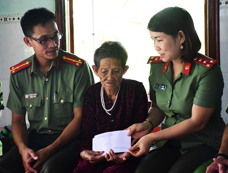 Các đoàn viên, thanh niên Công an huyện Phú Ninh thăm và tặng quà Mẹ Việt Nam anh hùng Trần Thị Tự (thôn Ngọc Giáp, xã Tam Dân). Ảnh: THANH THẮNG