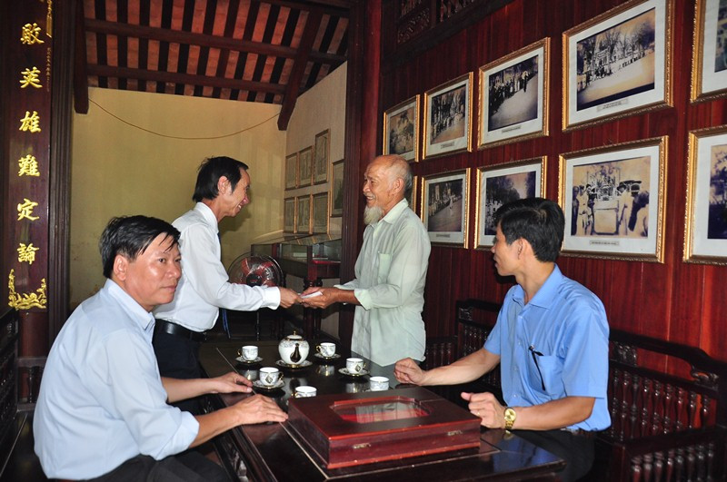 Phó Chủ tịch HĐND tỉnh Võ Hồng tặng quà cho ông Phan Ngấu, người trông coi nhà lưu niệm cụ