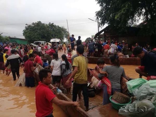 Người dân được sơ tán khỏi vùng lũ sau sự cố vỡ đạp thủy điện tại Lào. Ảnh: KPL