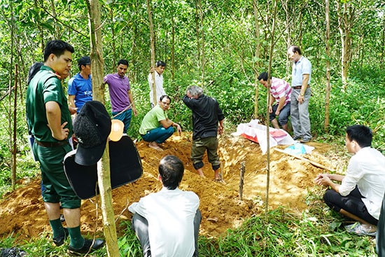 Lực lượng dân quân cùng đồng đội và người thân khai quật tìm kiếm hài cốt liệt sĩ Ngô Văn Đắc. Ảnh: N.Đ.N