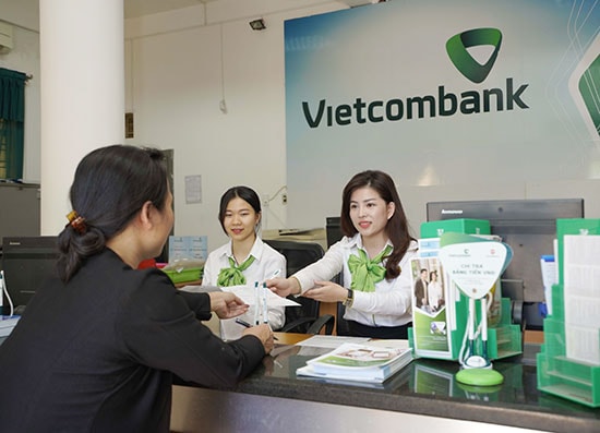 Khách hàng đến giao dịch tại VCB Quảng Nam.