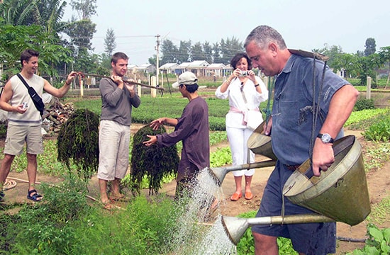 Tham gia làm du lịch, người nông dân vừa sản xuất, vừa tiếp thị kinh doanh sản phẩm, vừa là hướng dẫn viên bản địa. Ảnh: H.A