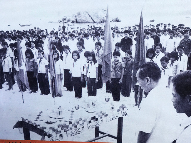Nguyên Chủ tịch UBND tỉnh Quảng Nam - Đà Nẵng, Hoàng Minh Thắng và đông đảo cán bộ, chiến sĩ và nhân dân Tân Hiệp làm lễ thành lập xã. Ảnh: MINH HẢI