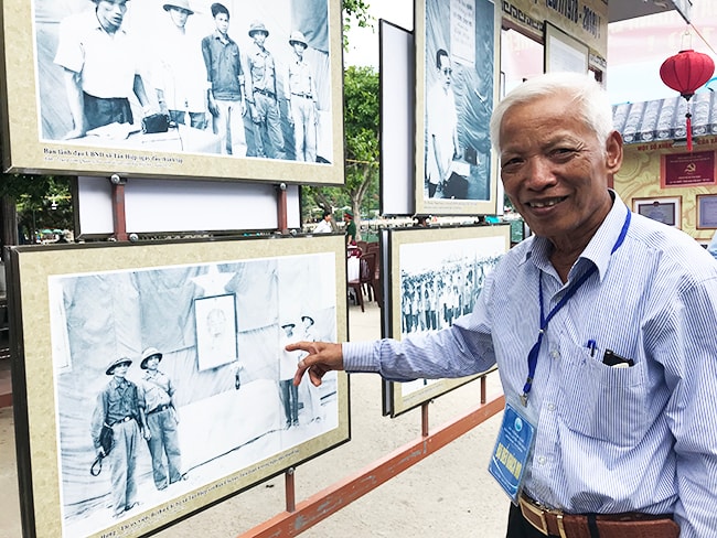 Ông Nguyễn Hưng, nguyên Bí thư Đảng bộ xã đầu tiên, nguyễn Bí thư TP.Hội An nhìn lại kỉ niệm mình từ ngày thành lập xã cách đây 40 năm. Ảnh: MINH HẢI