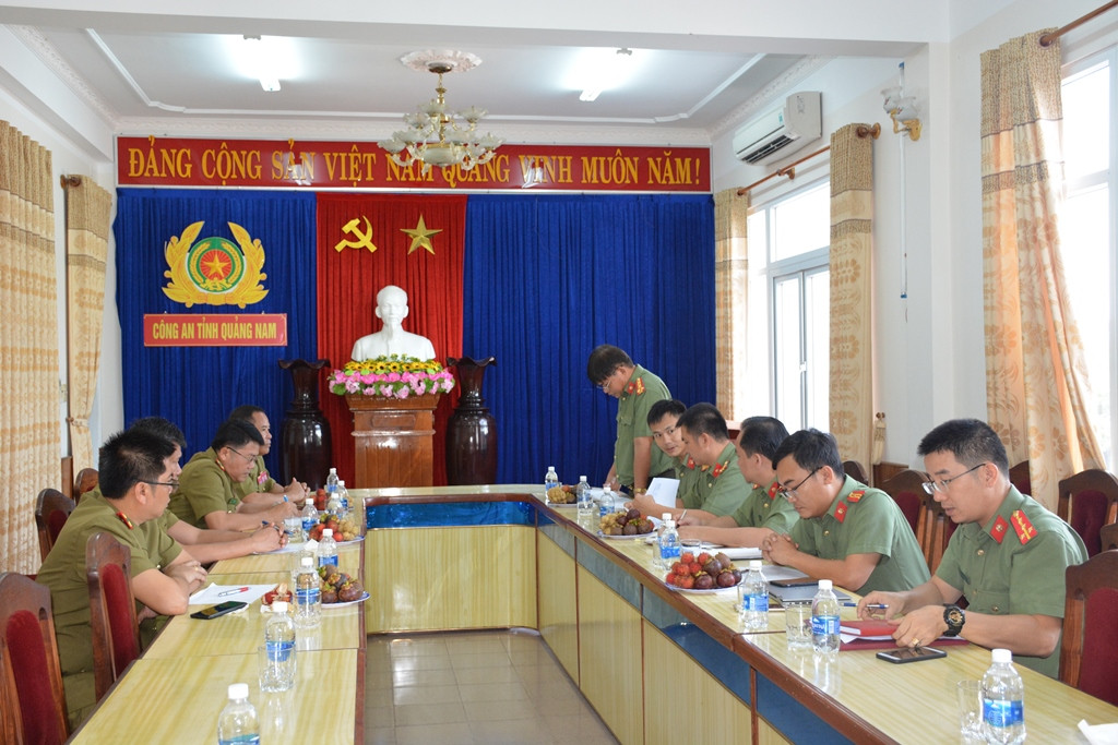 Hai đơn vị đi đến thống nhất việc hỗ trợ xây dựng hội trường cho cơ quan An ninh huyện Đắc Chưng, tỉnh Sê Kông (Lào). Ảnh: Q.H