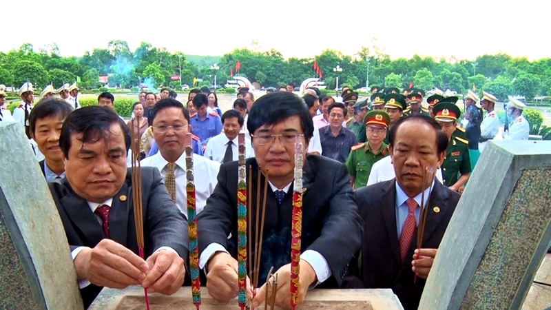 Lãnh đạo Tỉnh ủy – HĐND – UBND - Ủy ban MTTQ Việt Nam tỉnh dâng hương các anh hùng liệt sĩ tại Đài tưởng niệm các anh hùng liệt sĩ. Ảnh: ĐOÀN ĐẠO