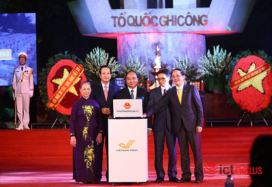 Thủ tướng Nguyễn Xuân Phúc và các đại biểu bấm nút khai trương Cổng thông tin điện tử liệt sĩ, mộ liệt sĩ và nghĩa trang liệt sĩ (Ảnh: Quốc Bảo)