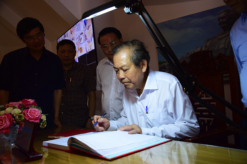  Phó Thủ tướng Thường trực Chính Phủ Trương Hòa Bình ký vào sổ lưu niệm tại không gian trưng bày Tượng đài Mẹ VNAH