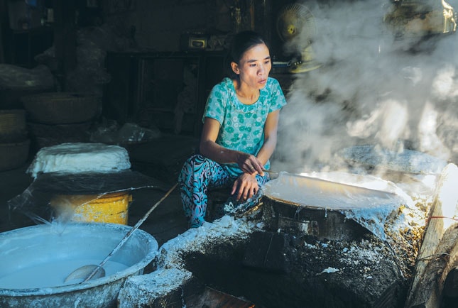 Để làm nên những sợi mì Quảng ngon và những cái bánh tráng thơm lừng, phần lớn là nhờ bàn tay khéo léo của những người phụ nữ.