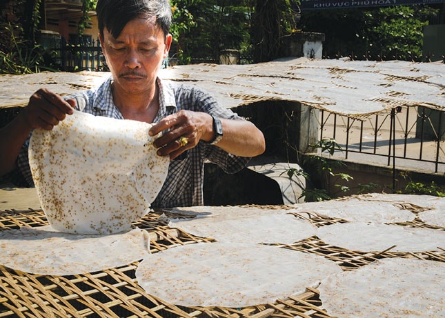 Bánh tráng sau khi tráng xong được phơi nắng thật khô, để khi nướng mới giòn.