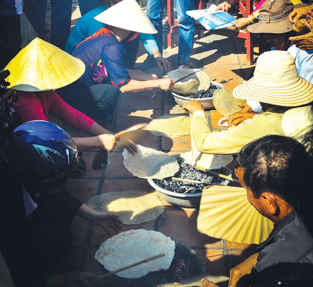 Nướng bánh tráng Túy Loan là một trong những môn thi trong lễ hội đình làng Túy Loan hằng năm.