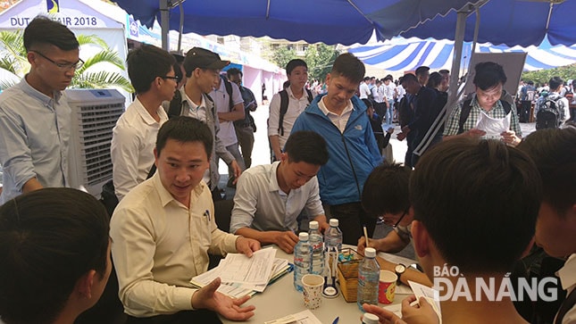 Trường ĐH Bách khoa (ĐH Đà Nẵng) công bố tỷ lệ trung bình sinh viên có việc làm sau một năm tốt nghiệp đạt 96,6%. TRONG ẢNH: Ngày hội việc làm DUT Job Fair 2018 do Trường ĐH Bách khoa tổ chức, giúp hàng trăm sinh viên năm cuối gặp gỡ nhà tuyển dụng, lựa chọn nơi làm việc sau khi ra trường). Ảnh: HOÀNG NHUNG