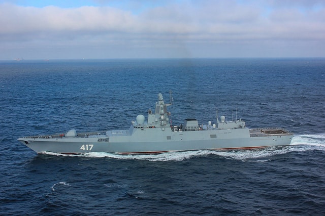 Đô đốc Gorshkov có chiều dài 135 m, rộng 16,4 m, lượng giãn nước 4.500 tấn. Nó được trang bị hệ thống động cơ đẩy tuabin khí có công suất 65.000 mã lực. Nó có khả năng mang một trực thăng chống ngầm Kamov Ka-27 hoặc các biến thể tương đương.